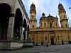 Feldherrnhalle, Theatinerkirche